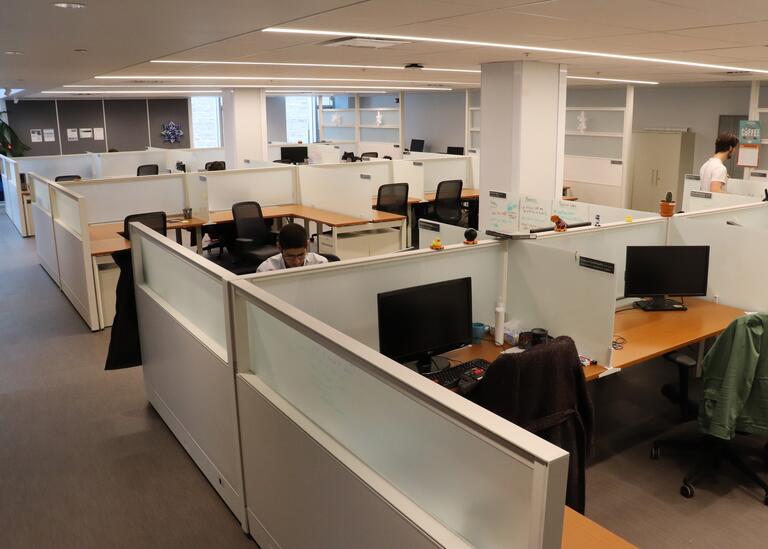 Large room with cublicles 