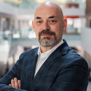 Head and shoulders photo of Sidney Givigi