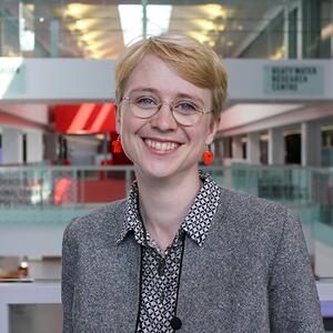 Head and shoulders photo of Élise Devoie