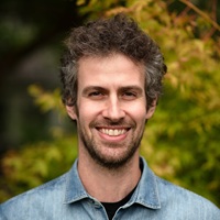 Portrait of Tom Hoddes